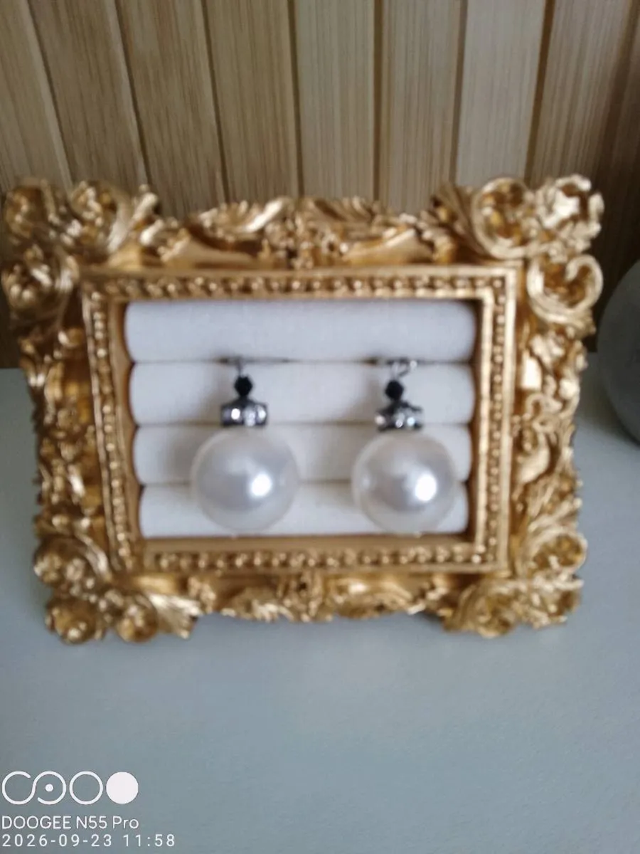 Women's Vintage Drop Style Pearl Earrings - Image 1