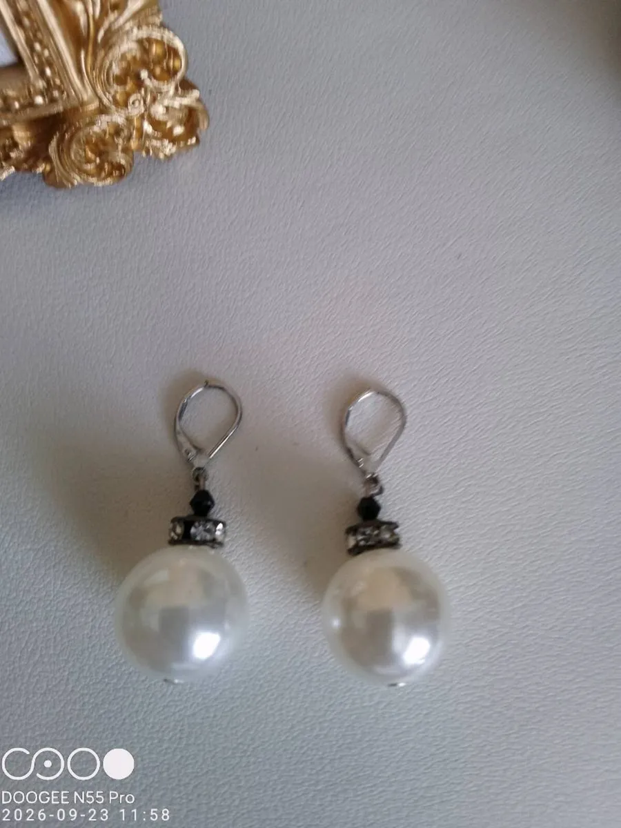 Women's Vintage Drop Style Pearl Earrings - Image 2