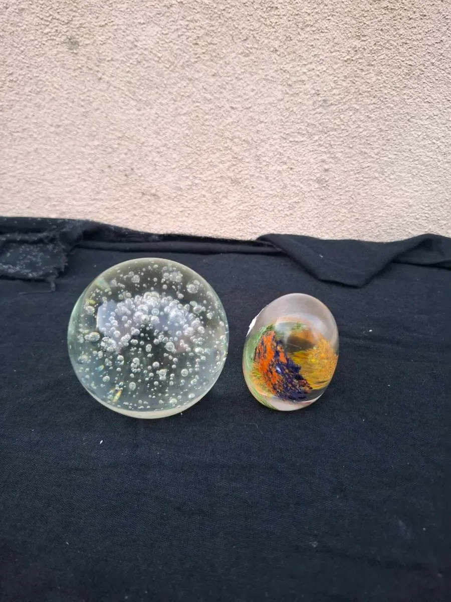 2 glass paperweights - Image 2