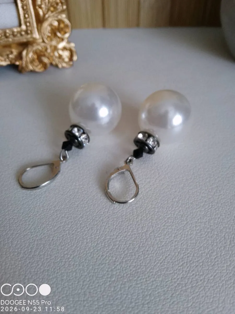 Women's Vintage Drop Style Pearl Earrings - Image 3