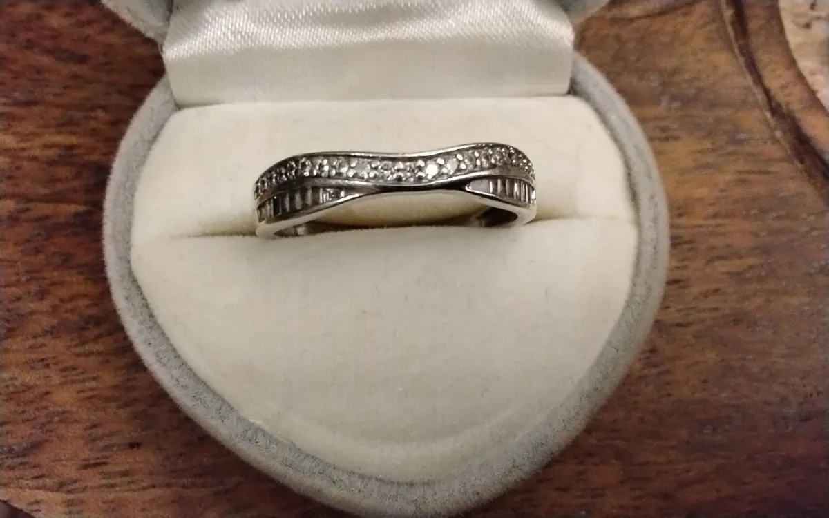 9ct gold diamond 0.35ct twist ring size O - Image 1