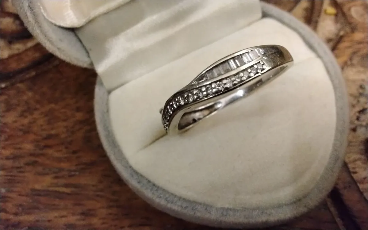 9ct gold diamond 0.35ct twist ring size O - Image 4