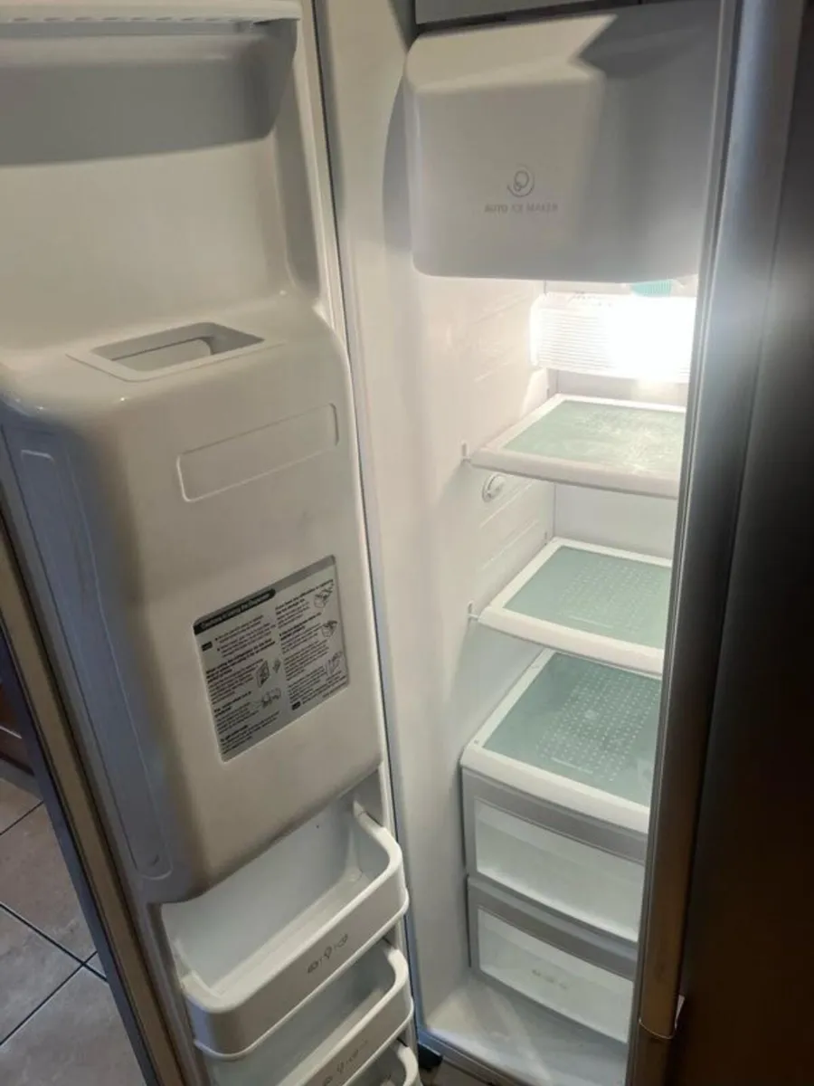 LG American Style Fridge Freezer - Image 3