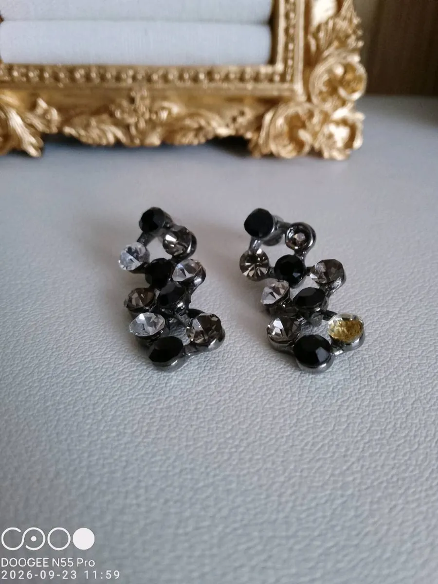Women's Vintage Drop Style Earrings - Image 3