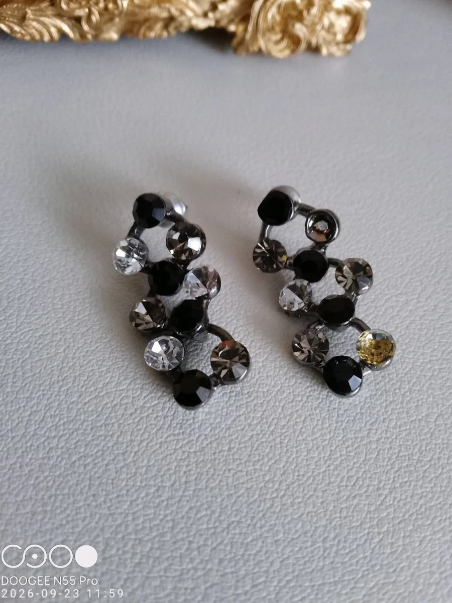 Women's Vintage Drop Style Earrings - Image 2