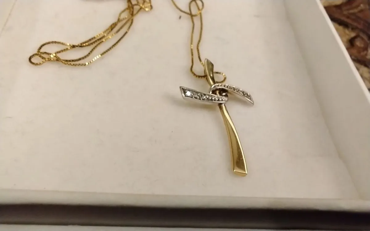 9ct gold & platinum diamond ribbon cross pendant - Image 2