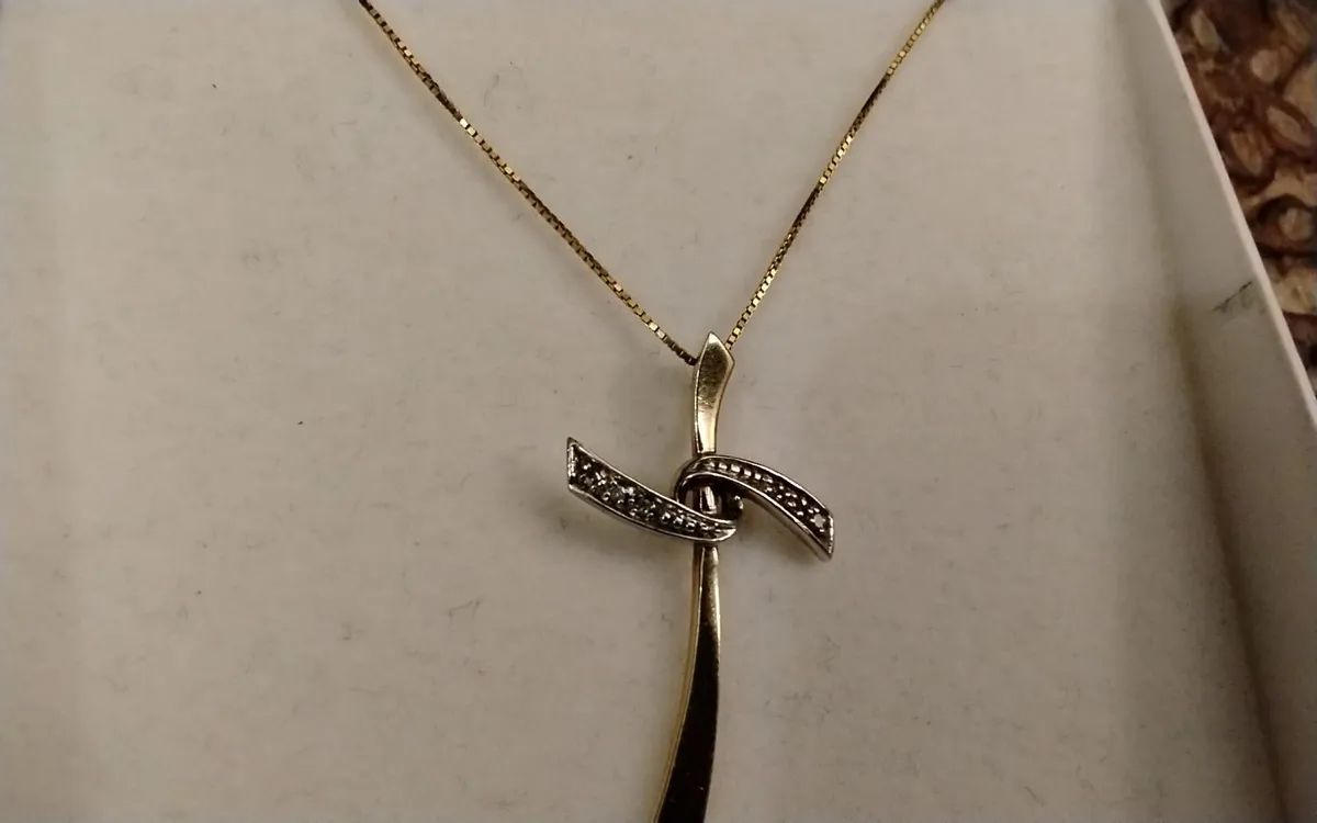 9ct gold & platinum diamond ribbon cross pendant - Image 3