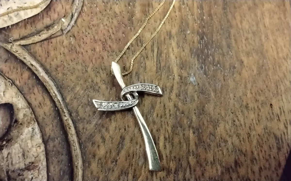 9ct gold & platinum diamond ribbon cross pendant - Image 4