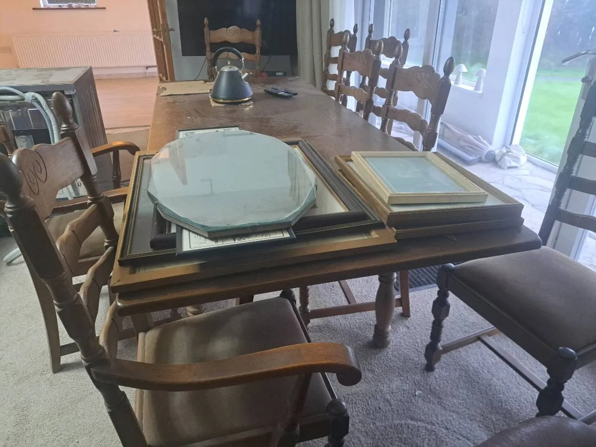 Table and 8 chairs - Image 1