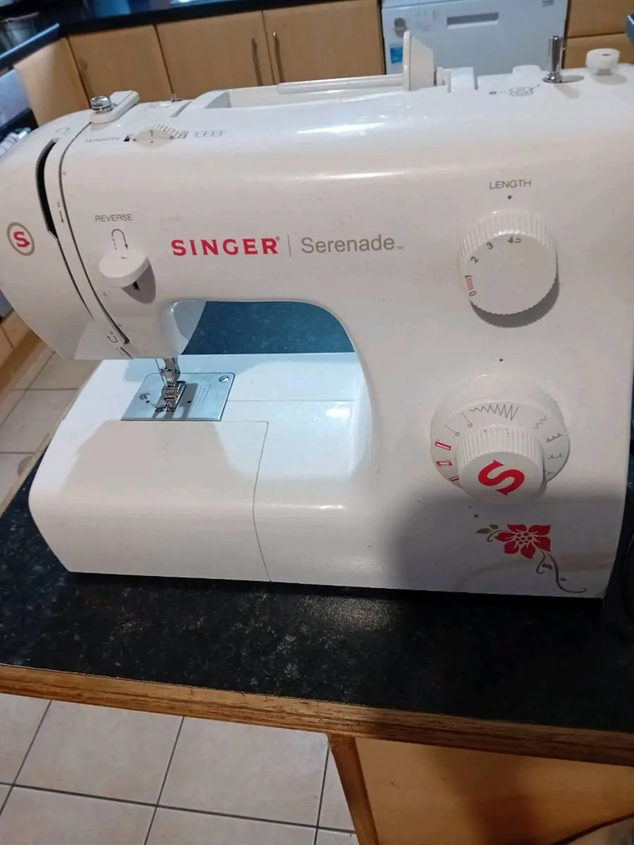 SEWING MACHINE - Image 1