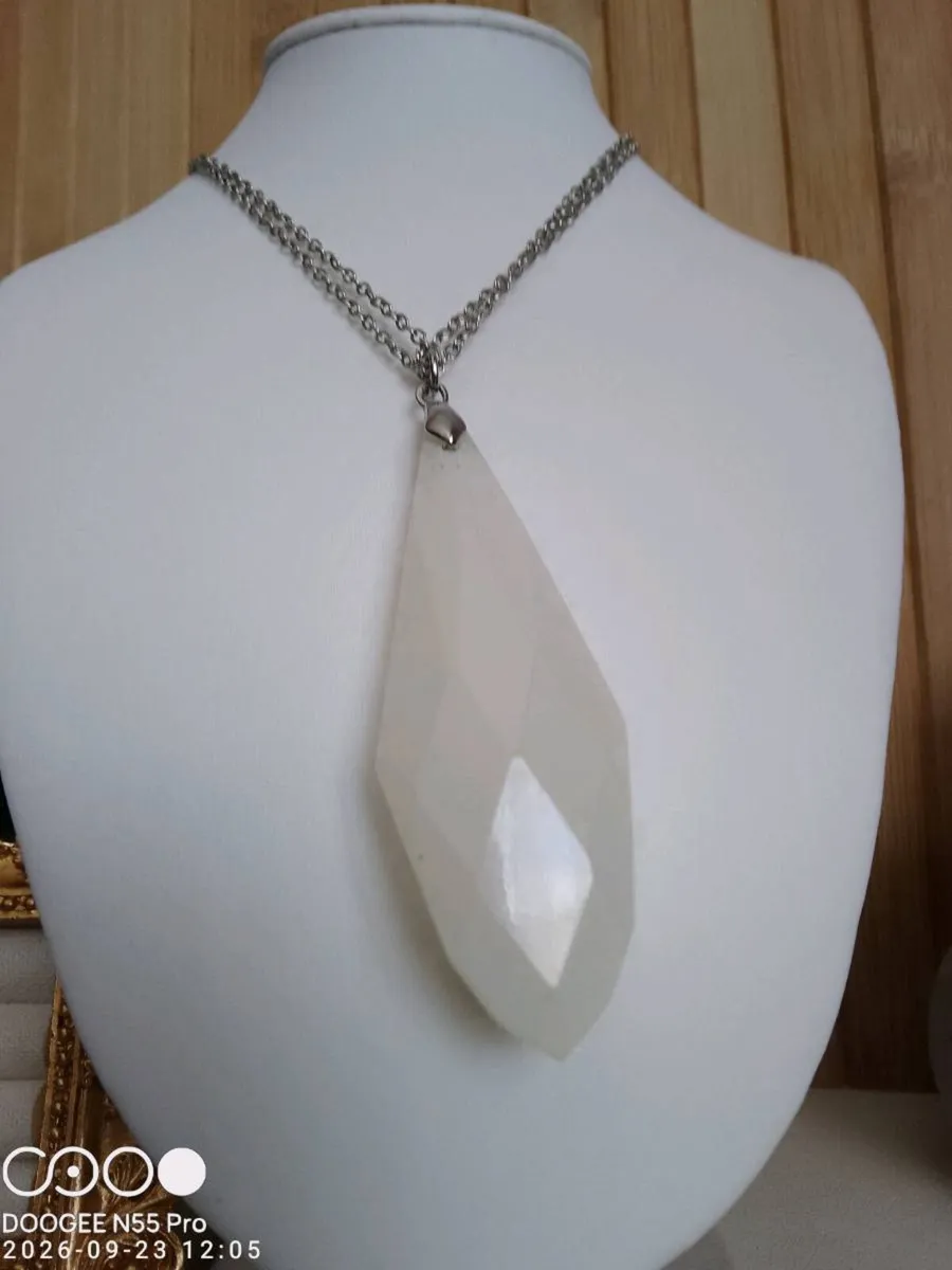 Women's Vintage Drop Style Necklace - Image 3