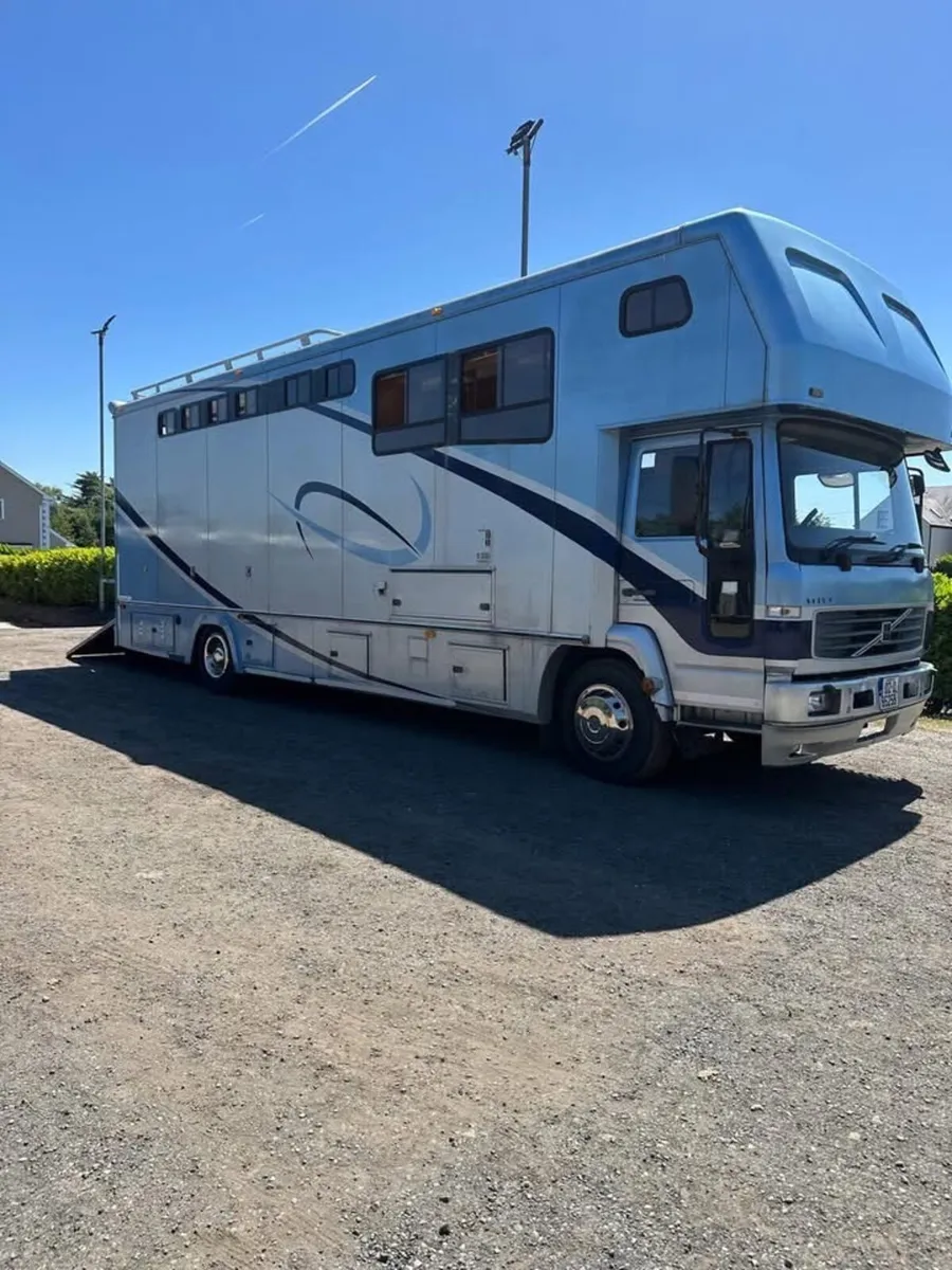 2002 Volvo 12tonne 4 horse truck - Image 2