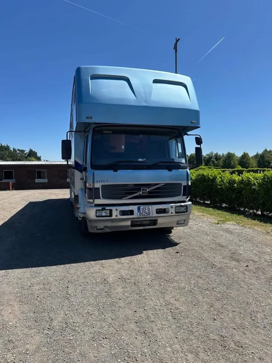 2002 Volvo 12tonne 4 horse truck - Image 1