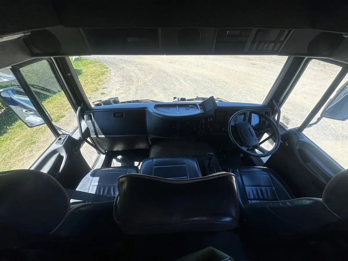 2002 Volvo 12tonne 4 horse truck - Image 4