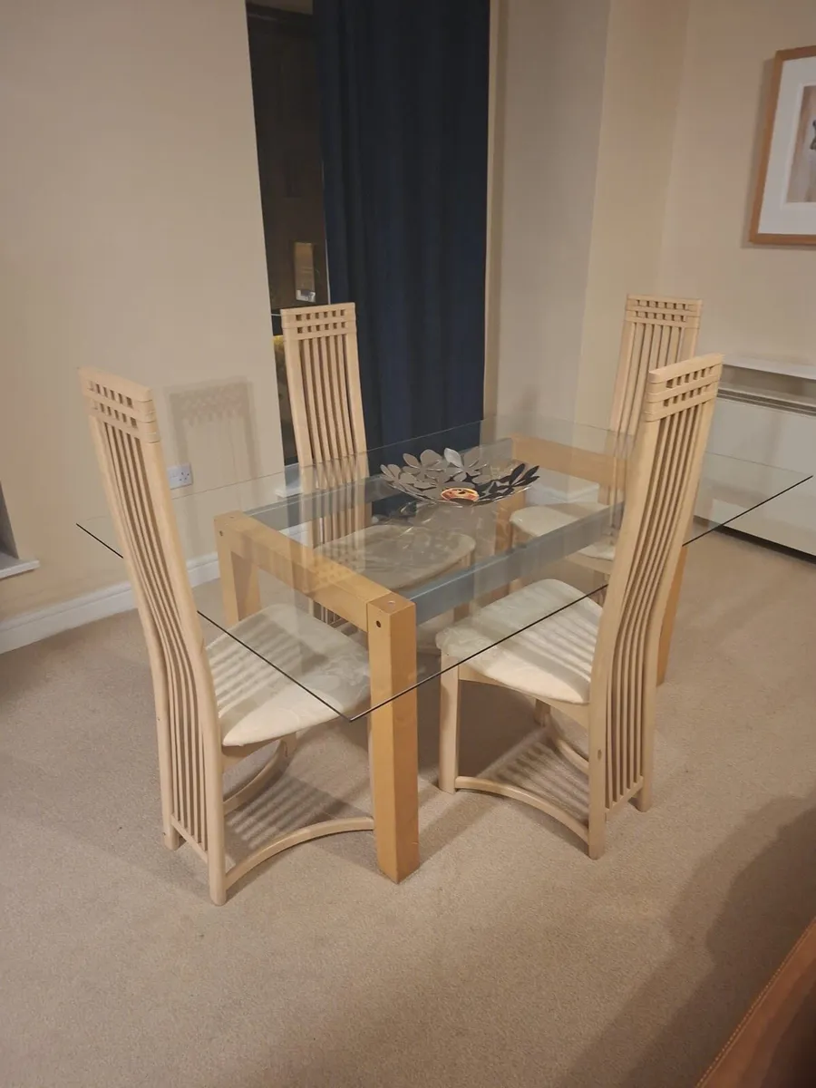 Table and 4 chairs - Image 2