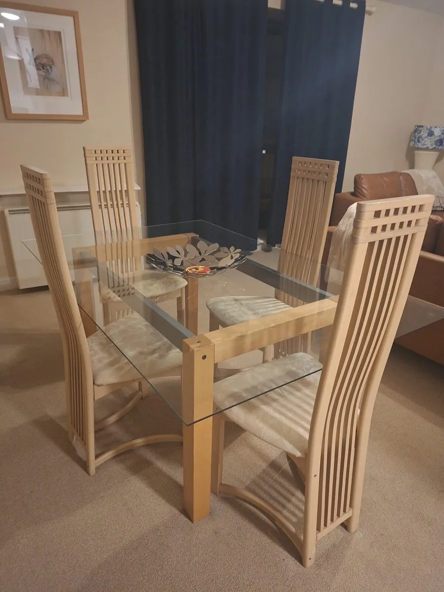 Table and 4 chairs - Image 1