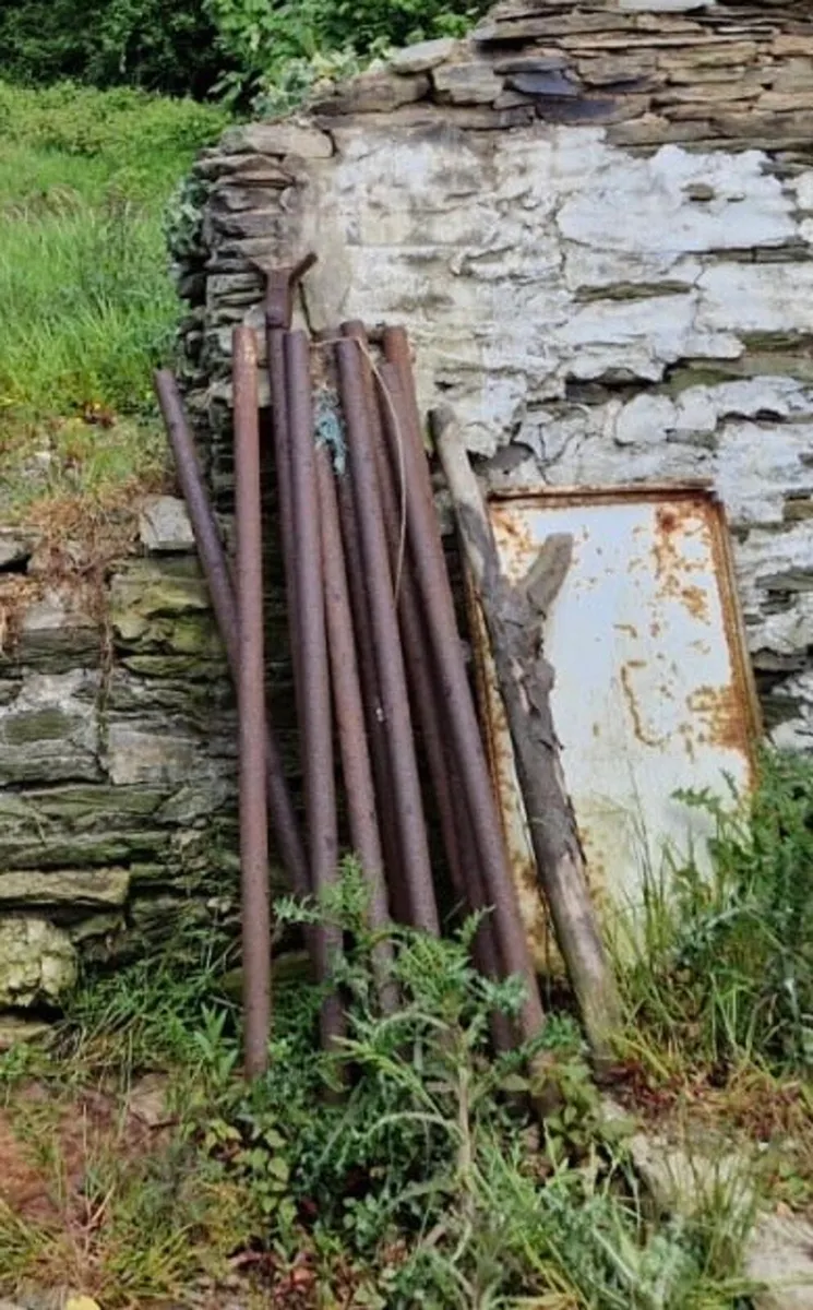 Steel Cattle Headlock/pipes - Image 1