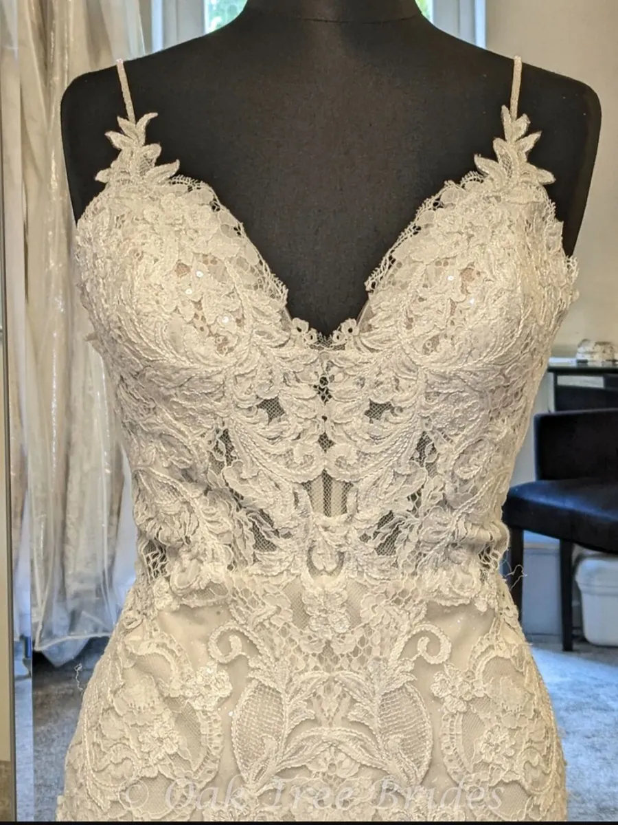 Enzonai wedding dress and matching veil - Image 3