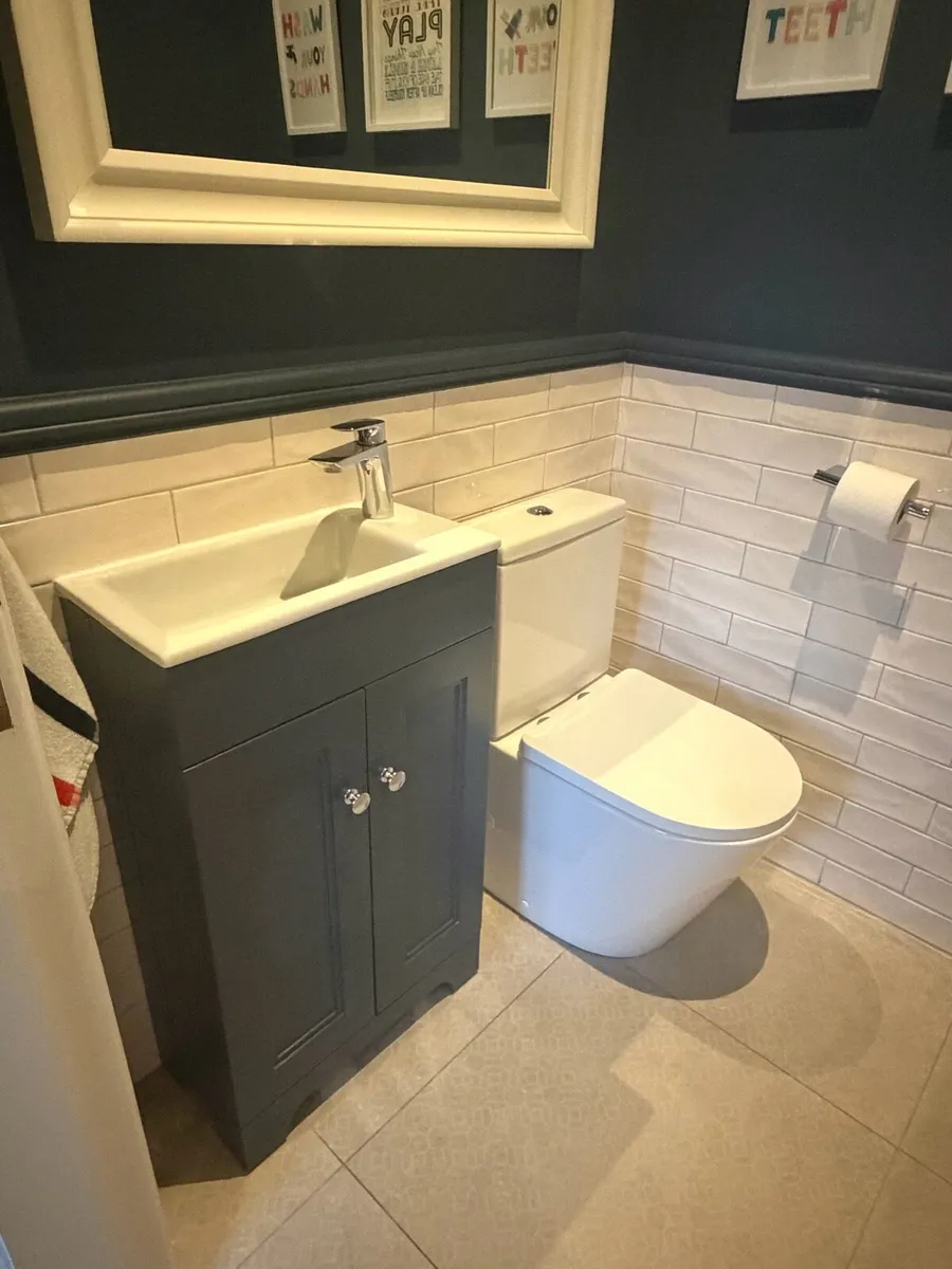 Bathroom vanity unit & toilet - Image 2