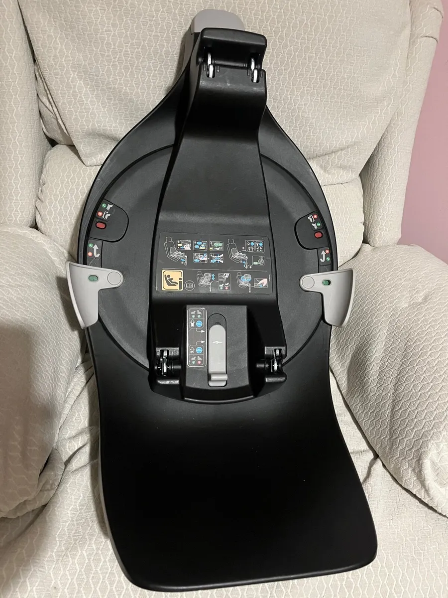 2022 Maxi-Cosi Pebble Car Seat + ISOFix Base - Image 2