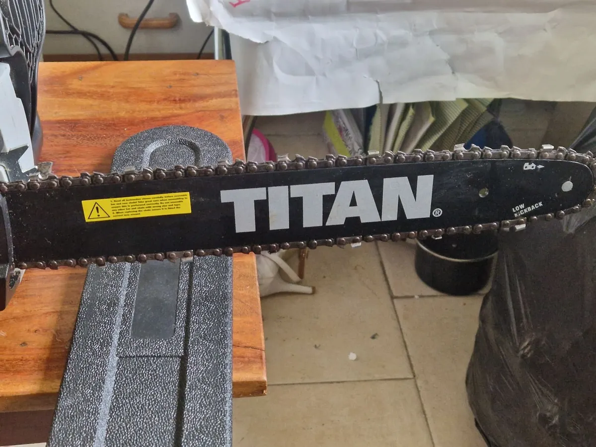 Titan 2000W 230-240V Electric 40cm Chainsaw - Image 2