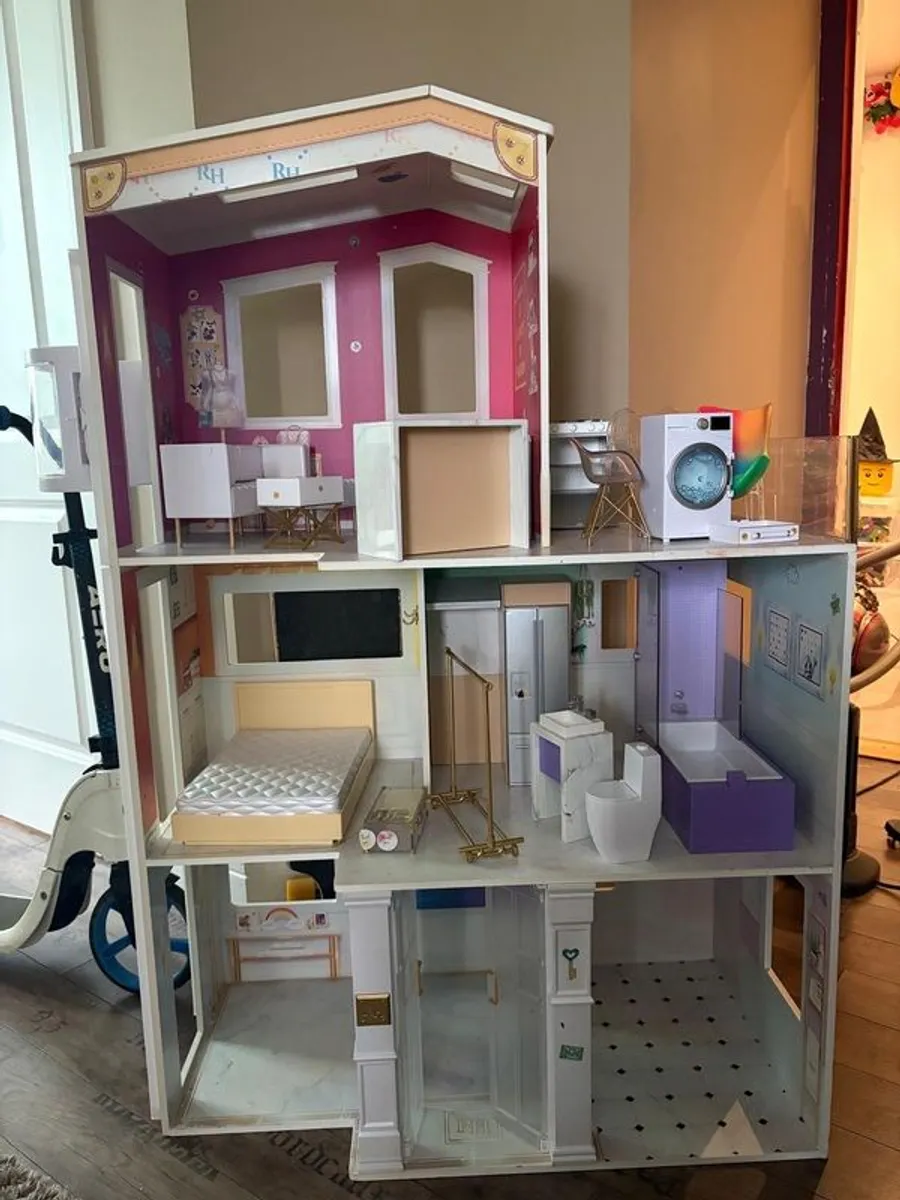 Rainbow High Doll house + Dolls + Car - Image 1