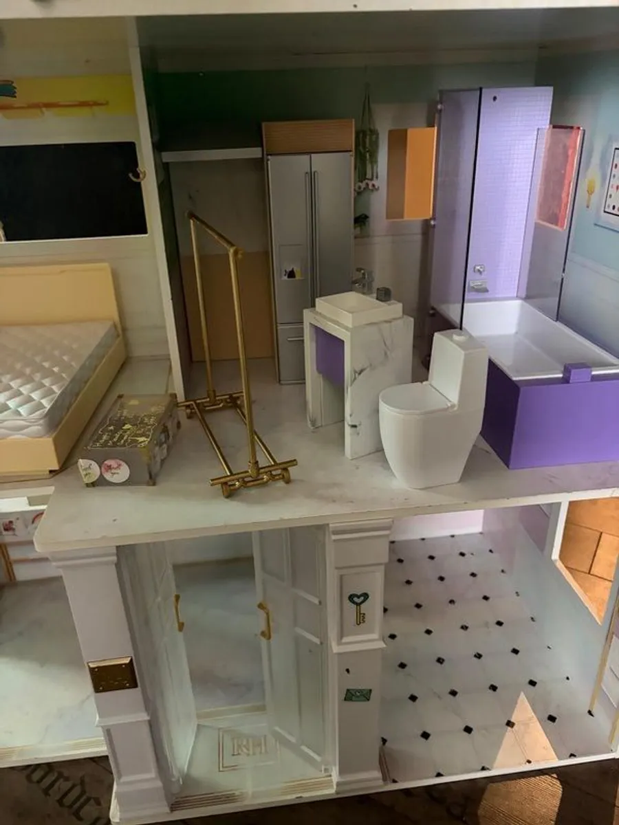 Rainbow High Doll house + Dolls + Car - Image 3