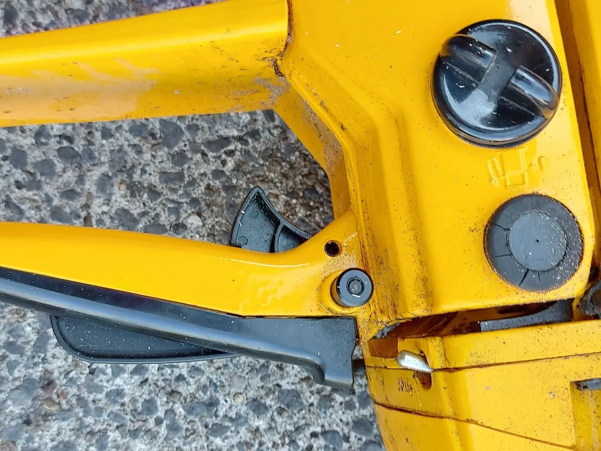 Landxcape Petrol Chainsaw with Cover - Image 3