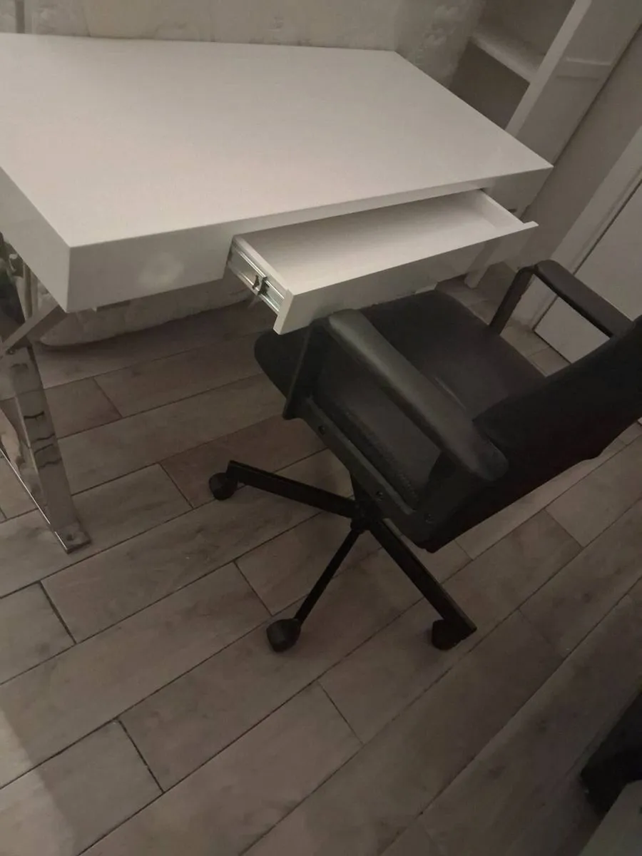 Home office desk and swivel chair - Image 1