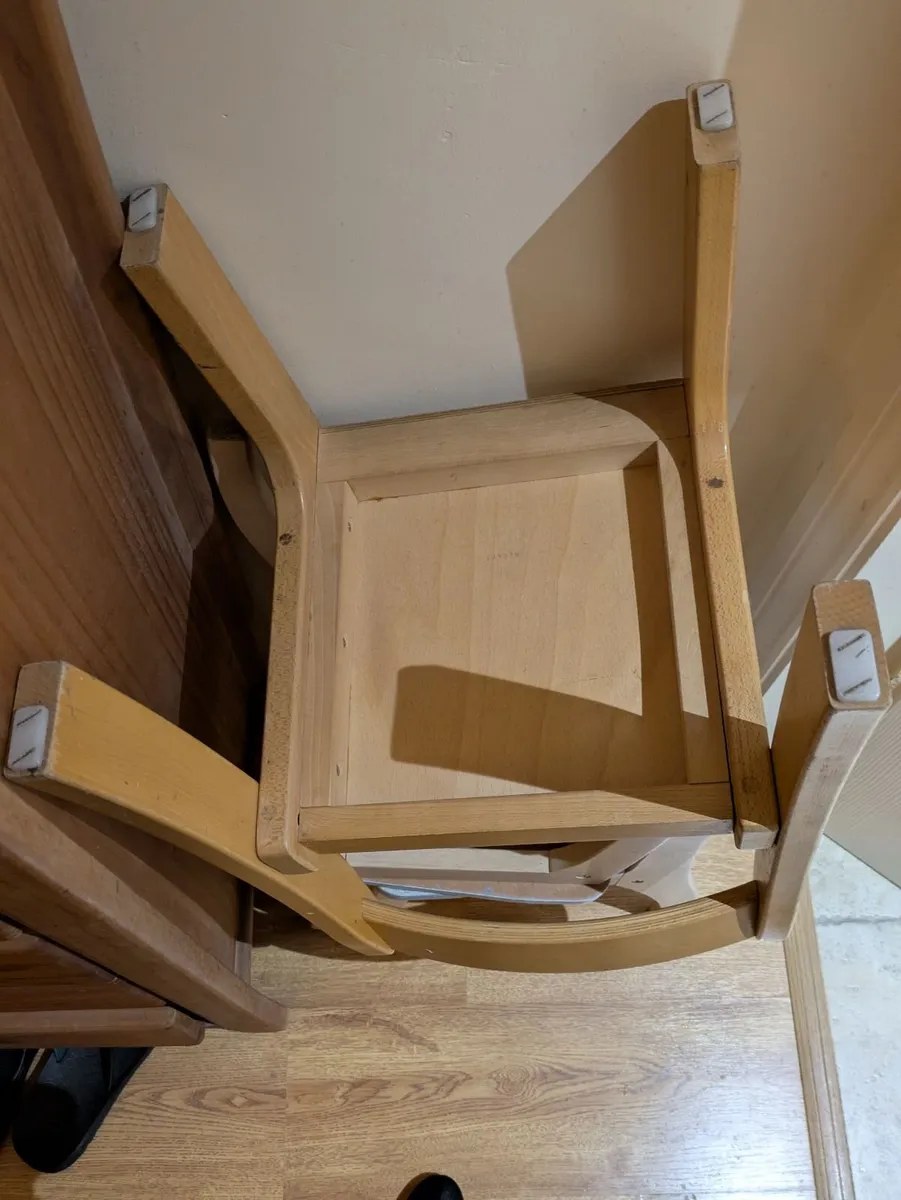 Kids table and chairs - Image 1