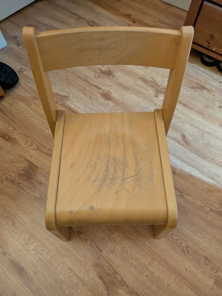 Kids table and chairs - Image 2