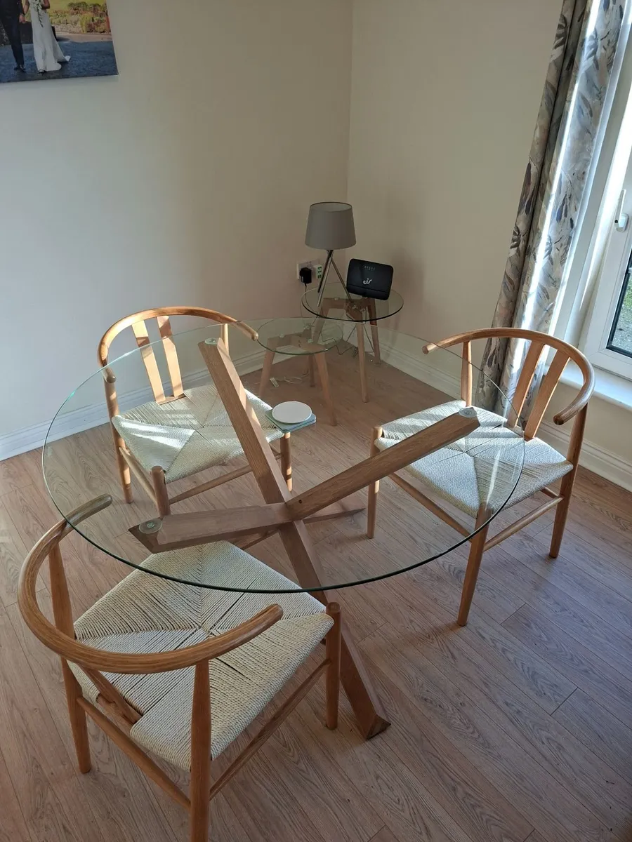 Table and chairs - Image 1