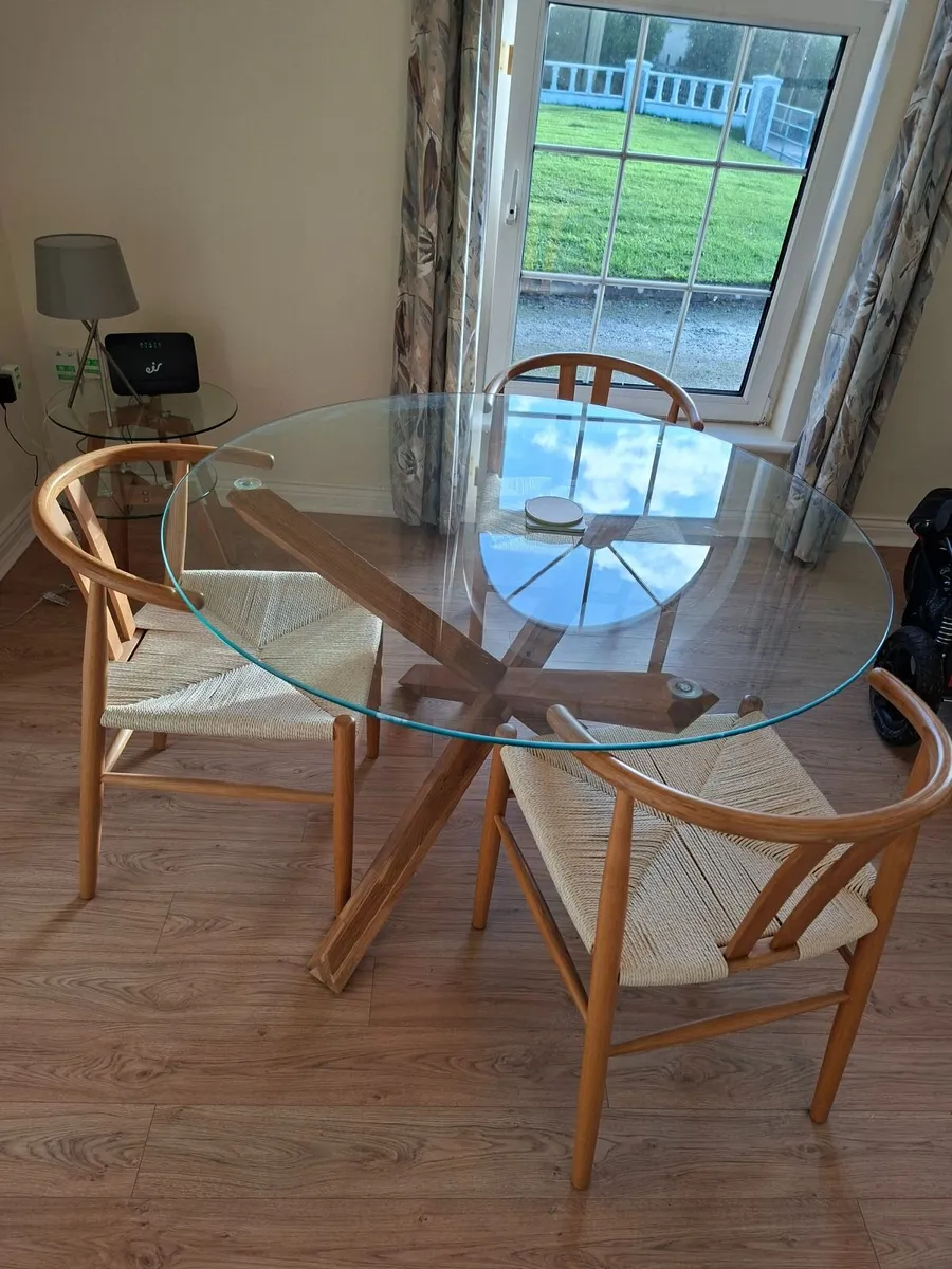 Table and chairs - Image 3