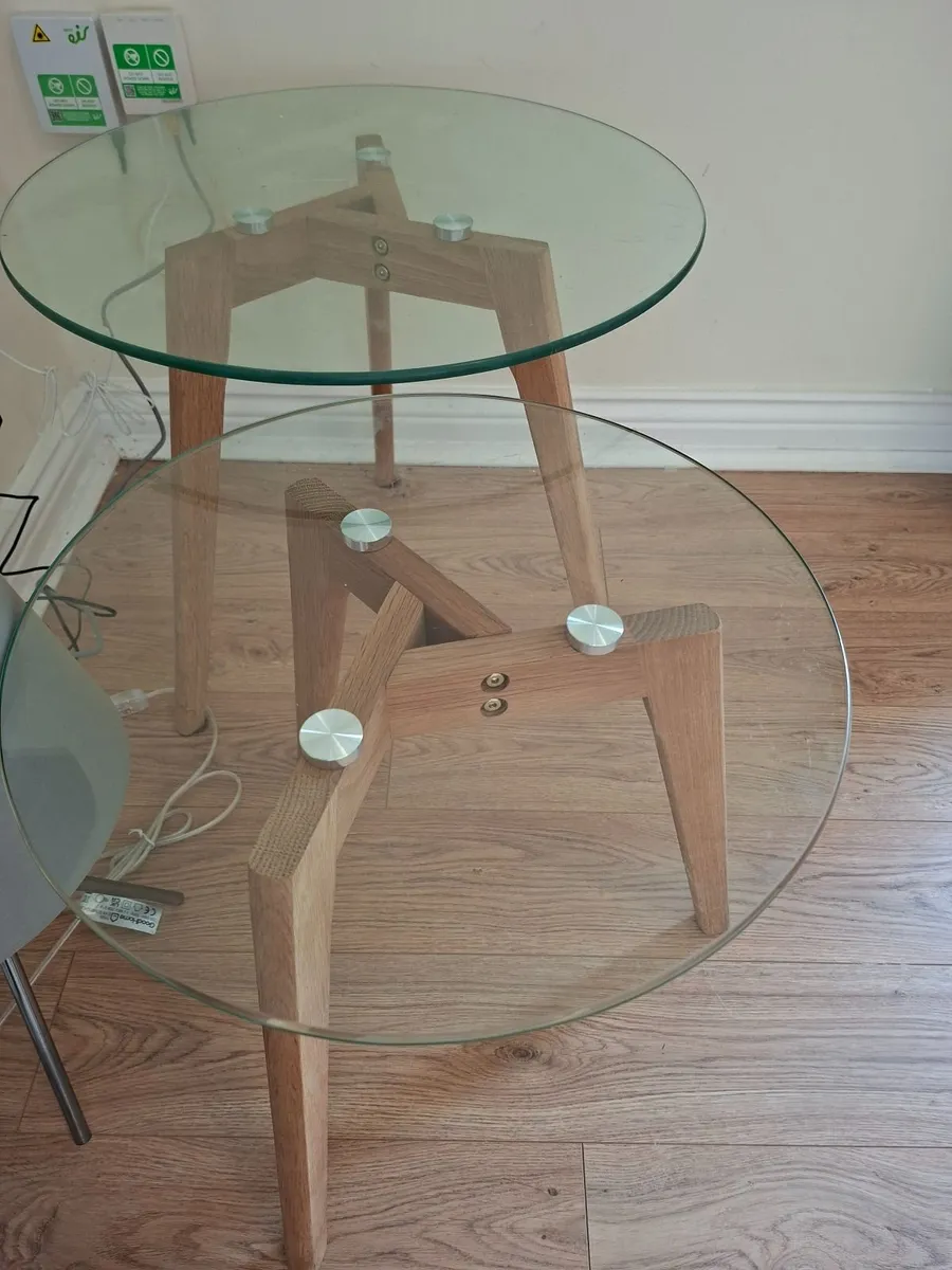 Table and chairs - Image 2