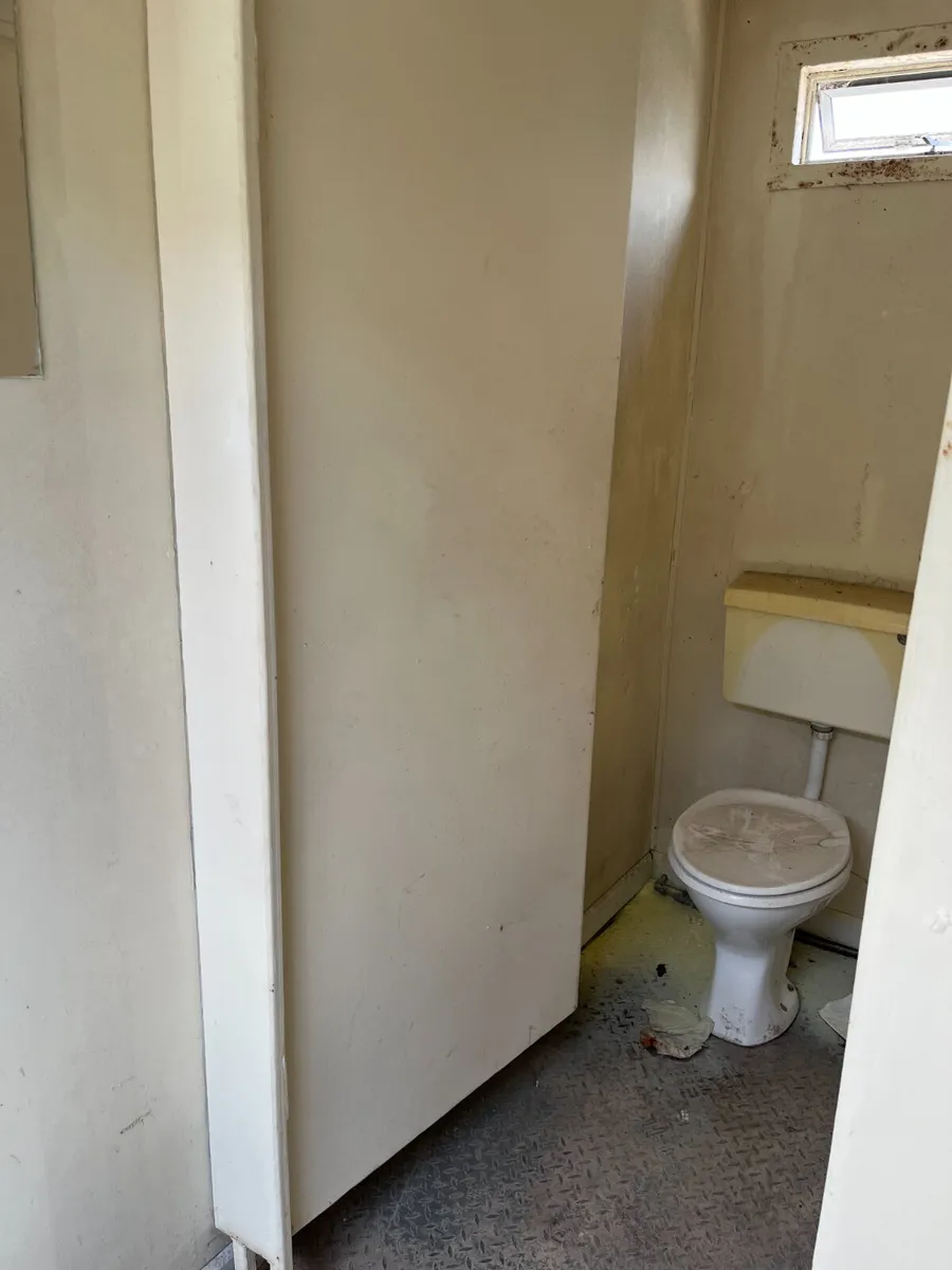 10ft x 8ft Toilet Block - CC2293 - Image 4