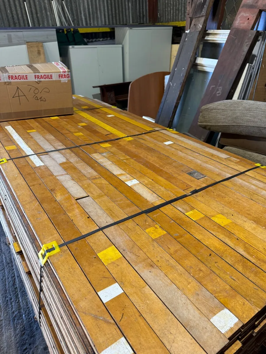 140 meters excellent prime Maple of one floor. - Image 1