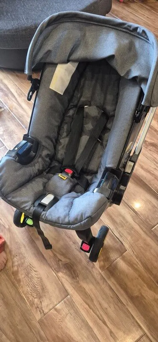 ! doona buggy and Isofix base. - Image 1