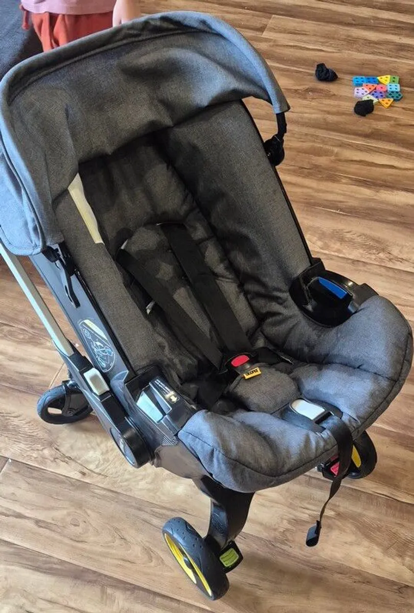 ! doona buggy and Isofix base. - Image 2