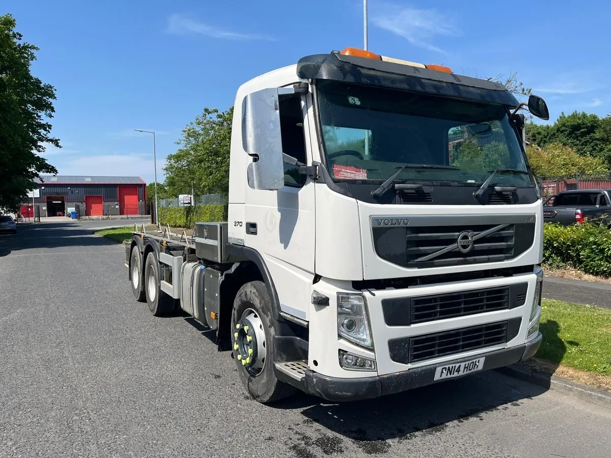 2014 VOLVO FM370 6X4 CHASSIS CAB I-SHIFT - Image 1
