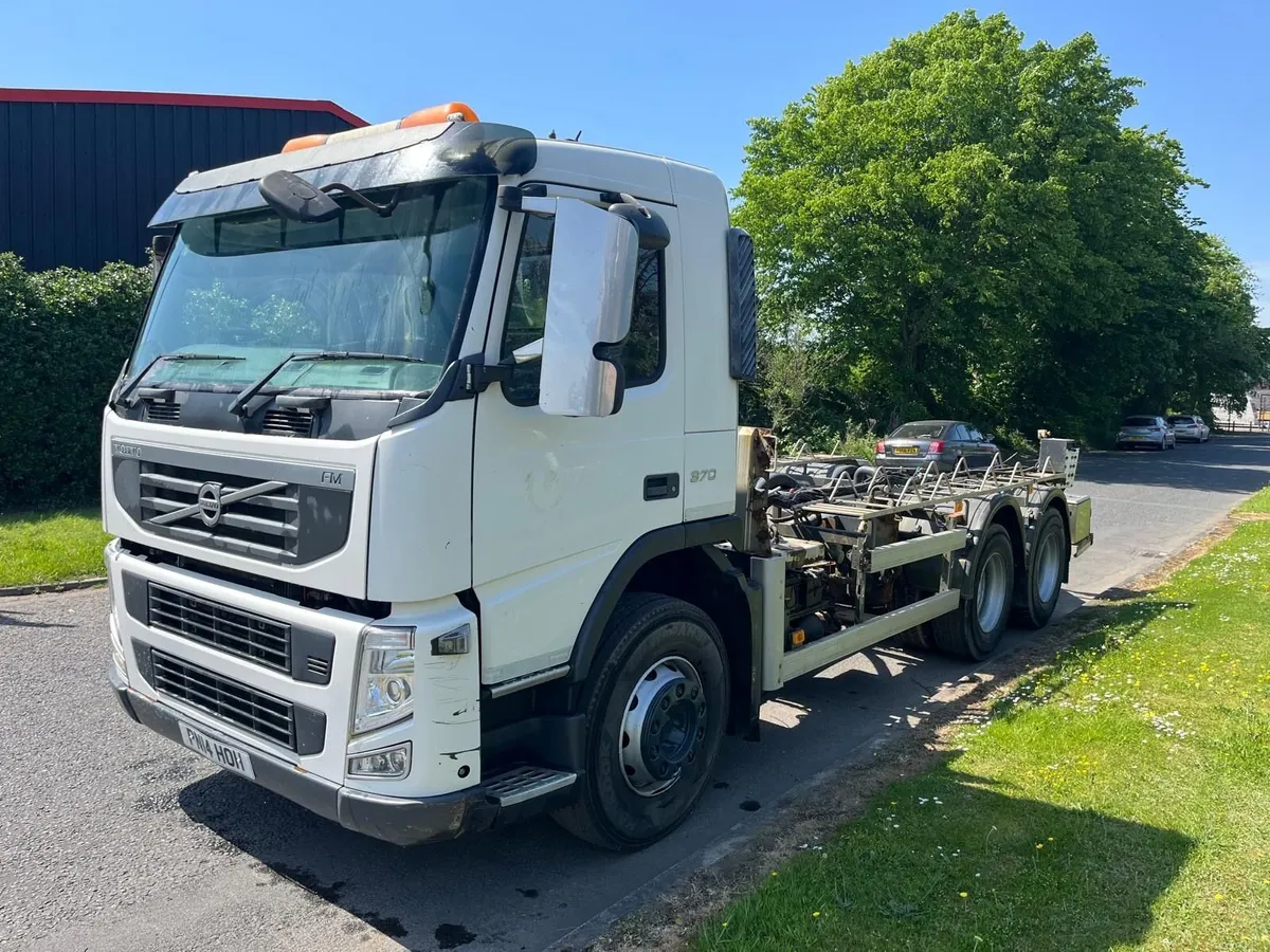 2014 VOLVO FM370 6X4 CHASSIS CAB I-SHIFT - Image 2