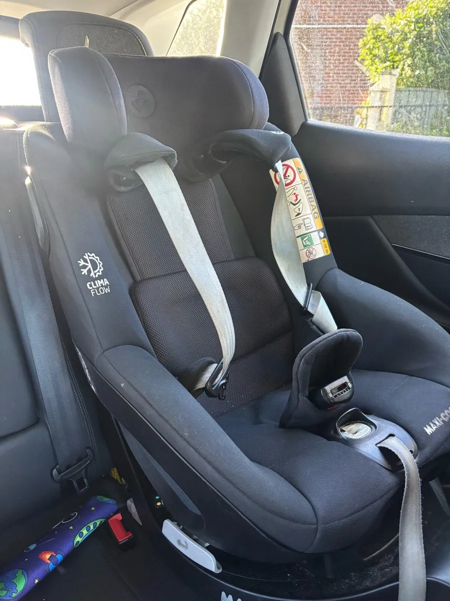 Maxi Cosi Pearl 360 with isofix base - Image 1
