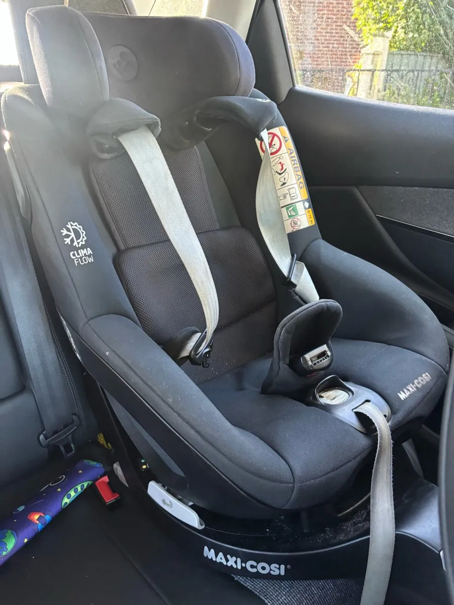 Maxi Cosi Pearl 360 with isofix base - Image 2