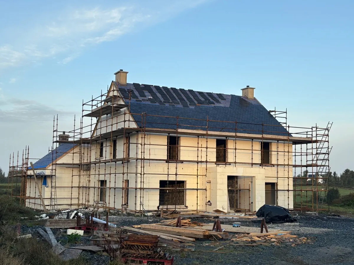 SCAFFOLDING FOR SALE – LARGE COMPLETE PACKAGE - Image 1