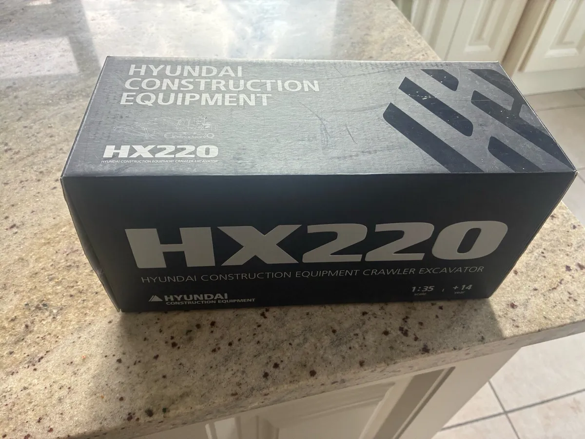 1:35 scale Hyundai excavator model - Image 3