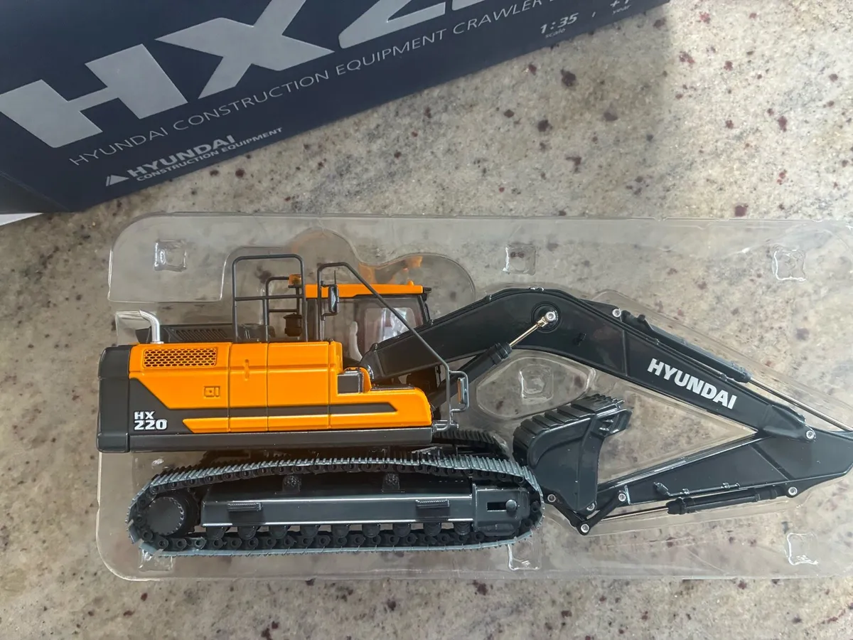 1:35 scale Hyundai excavator model - Image 1