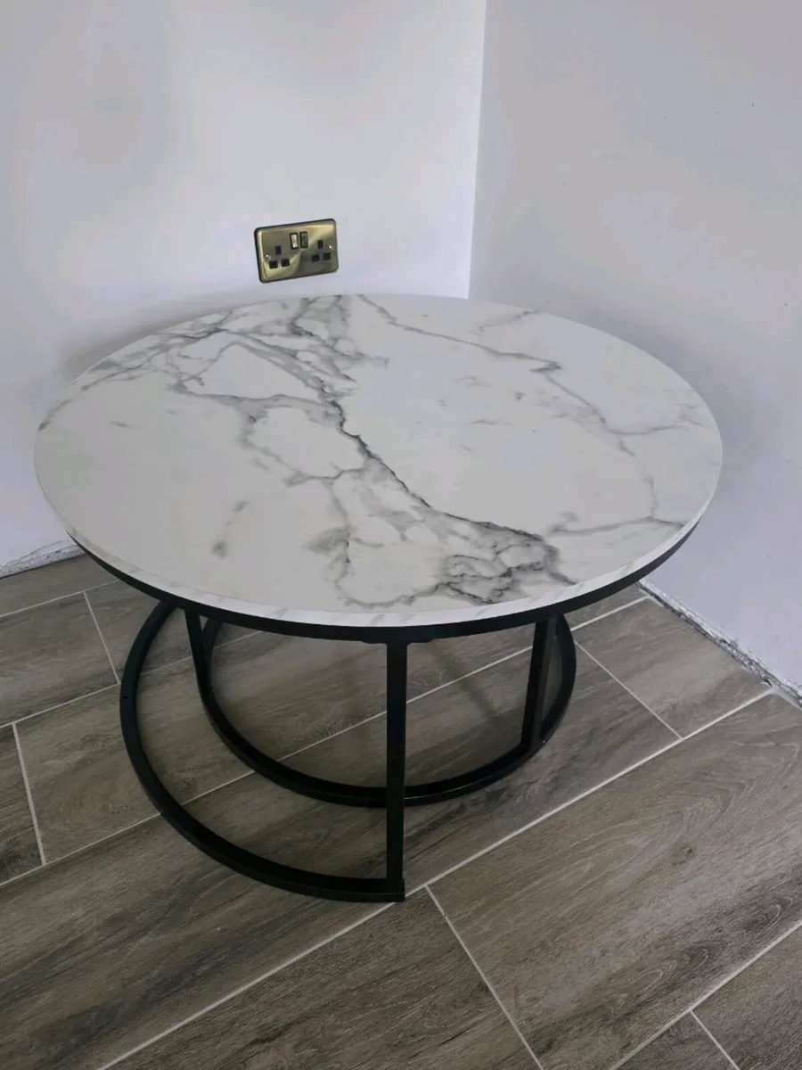 Marble effect table - Image 1