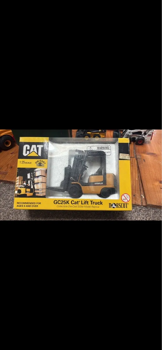 1:25 scale caterpillar forklift - Image 1