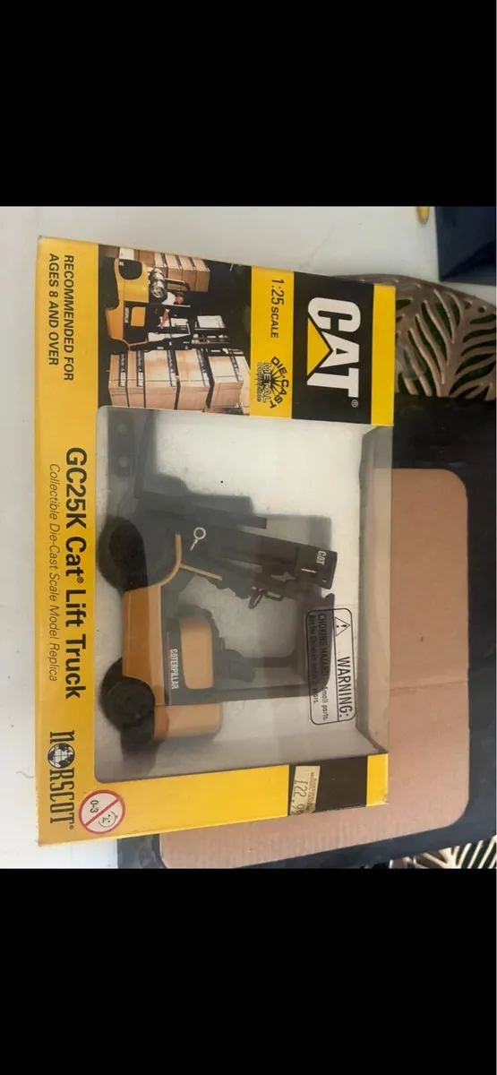 1:25 scale caterpillar forklift - Image 2