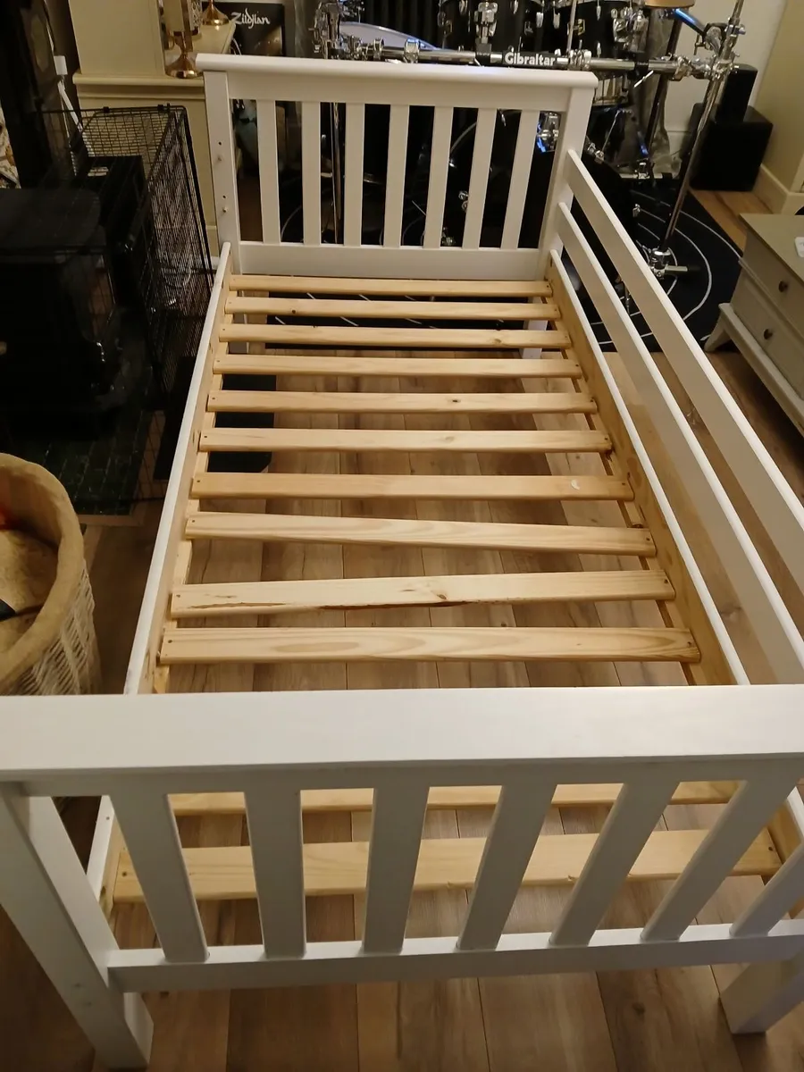 Single bed - Image 2