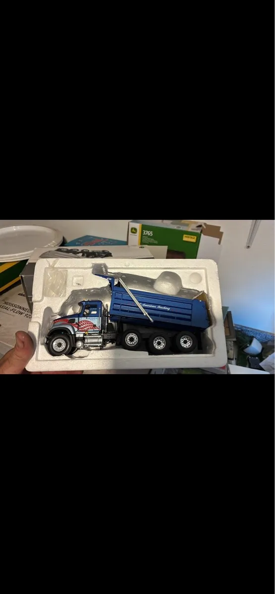 1:34 scale Mack trucks - Image 2